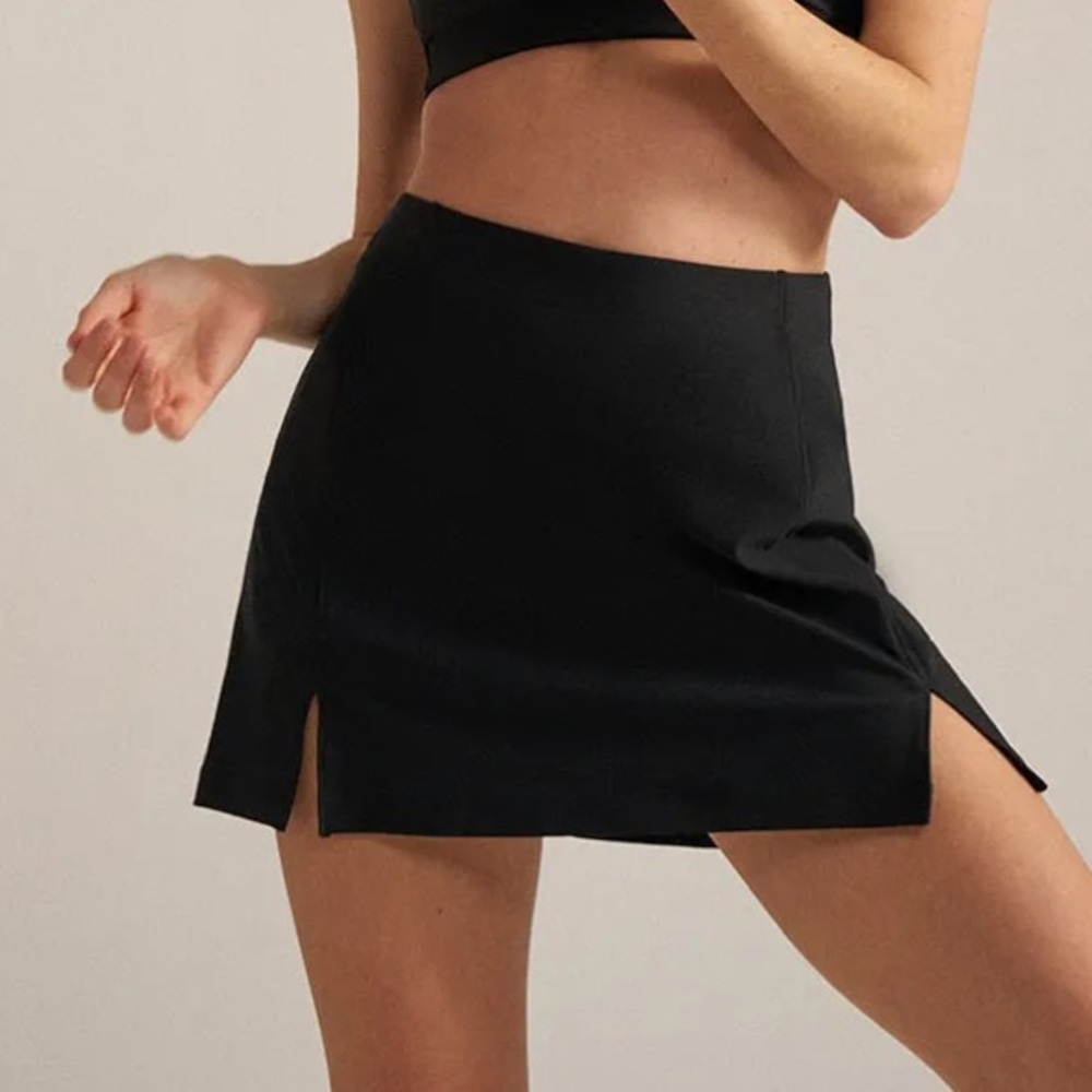 Outdoor voices warmup 2.5” skort